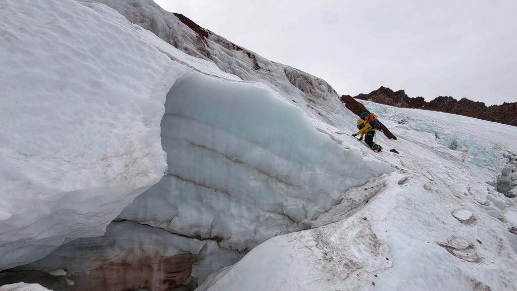 Florida man injured climbing California's Mount Shasta rescued after 2 nights in freezing temps — CBS Miami, Sugar Land Technology news