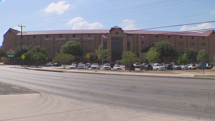 Fox falls through ceiling during LEE High School lunch period, NEISD officials say — KENS 5 (San Antonio), Sugar Land Schools news