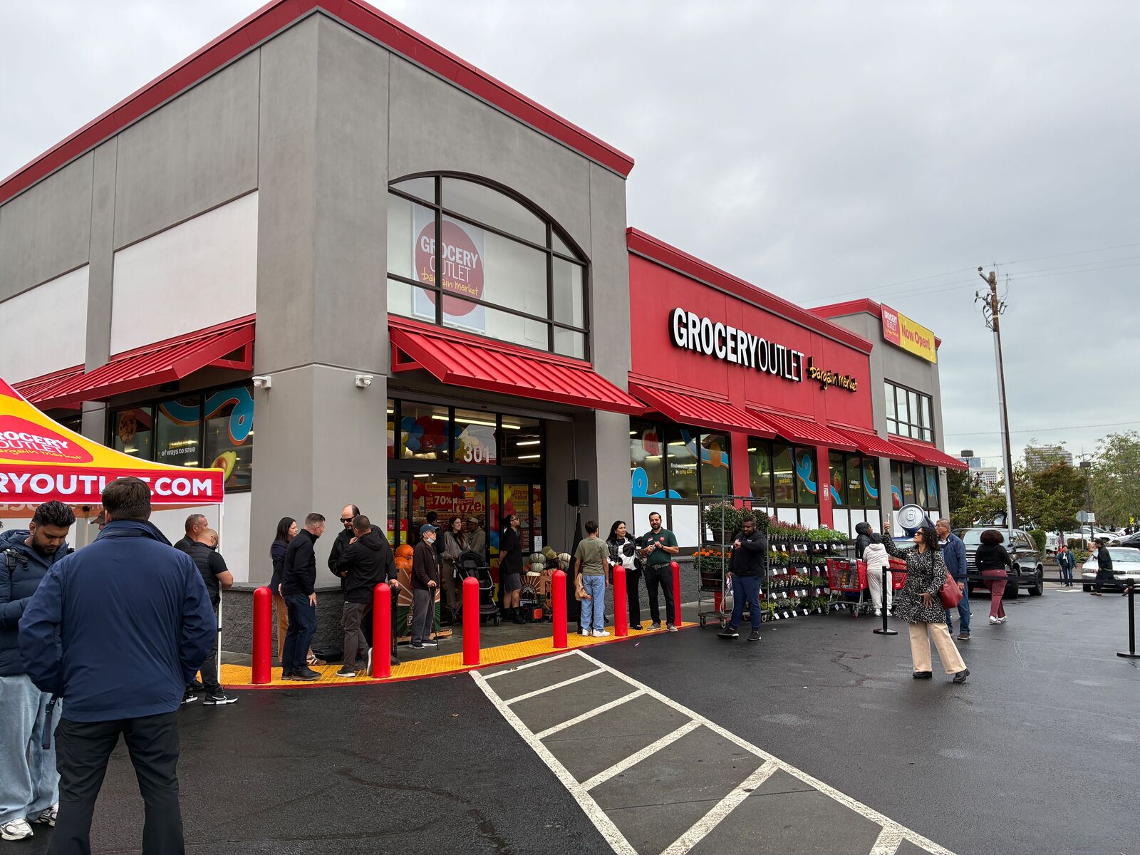 New Grocery Outlet opens in Oakland’s Eastlake neighborhood — The Oaklandside, Sugar Land Business news